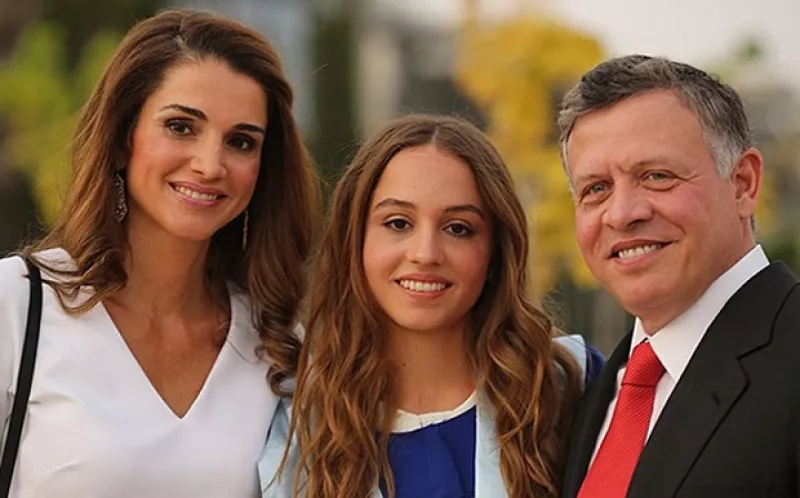 La segunda hija de el rey Abdullah II y la reina Rania de Jordania ha empezado a hacer apariciones en público robando más de una mirada.