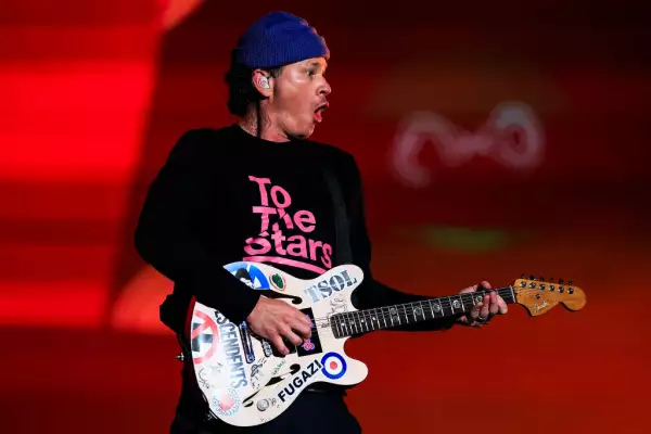 Foto de Tom DeLonge tocando la guitarra durante la presentación de blink-182 en Lollapalooza Brazil 2024.