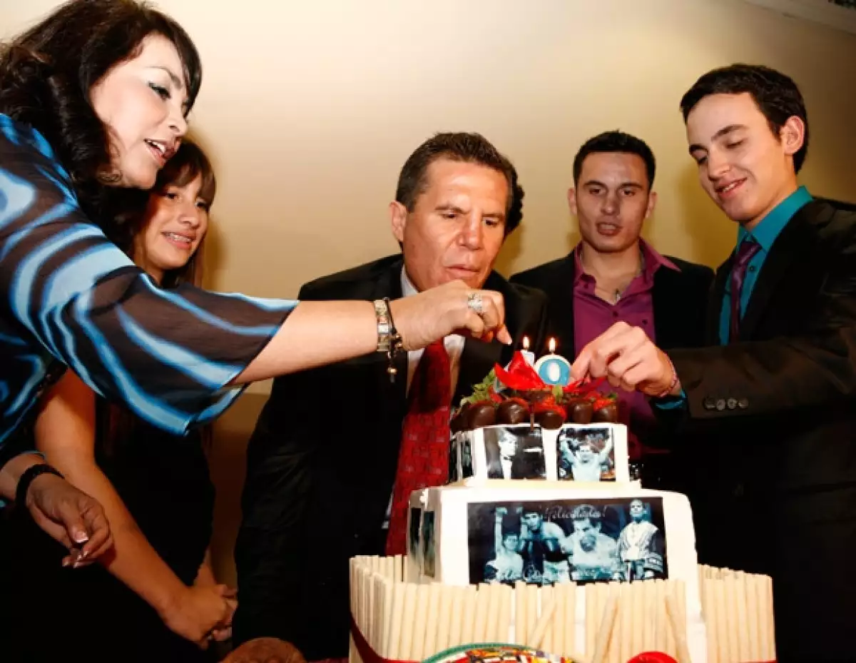 CELEBRA SUS 49. Hace unos días su esposa e hijos (Elizabeth, Nicole, Julio César, Omar y Christian) le organizaron una fiesta sorpresa a Chávez.