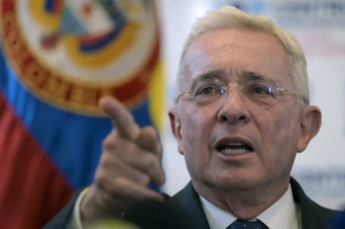 El expresidente colombiano (2002-2010) Álvaro Uribe hace un gesto mientras habla durante una conferencia de prensa después de testificar sobre una masacre de 1997 en la Fiscalía General de Bogotá, el 27 de noviembre de 2023.