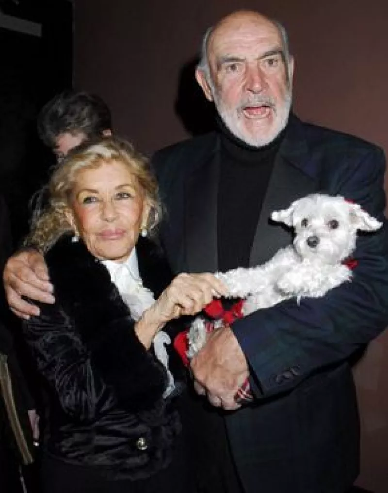 El actor Sean Connery fue investido Doctor Honoris Causa por la Universidad Napier de Edimburgo, Escocia, en reconocimiento a su destacada carrera cinematográfica.