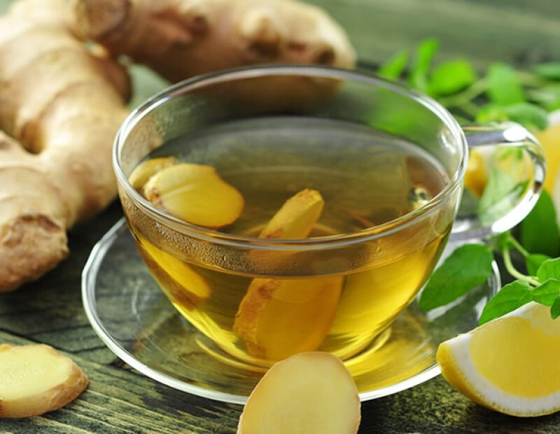 El jengibre tiene propiedades increíbles. El té puede ayudarte a evitar náuseas y vómitos causados por movimientos.