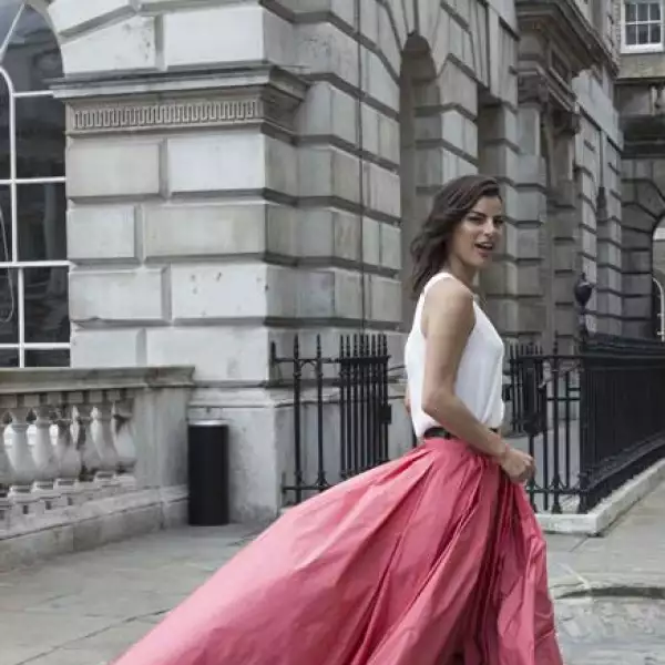 La ex modelo con blusa y cinturón Anne Fontaine, falda Max Mara y zapatos Jimmy Choo.