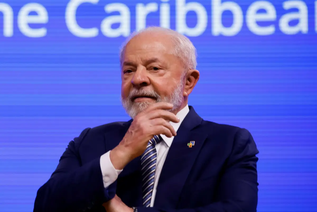 El presidente de Brasil, Luiz Inacio Lula da Silva, observa mientras participan en la ceremonia fotográfica de la alianza digital UE-LAC con líderes de la Unión Europea (UE) y la Comunidad de Estados de América Latina y el Caribe (CELAC), durante la cumbre en Bruselas, Bélgica, el 17 de julio de 2023.