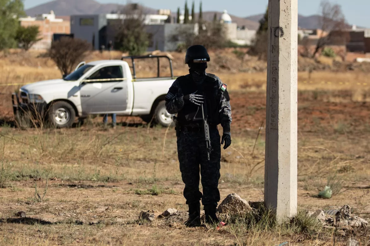 En un predio localizado a unos 200 metros del la bodega conocida como Bonito Pueblo, fue localizado el cadáver de un hombre con la cabeza destruida, aparentemente por un impacto de arma de fuego.