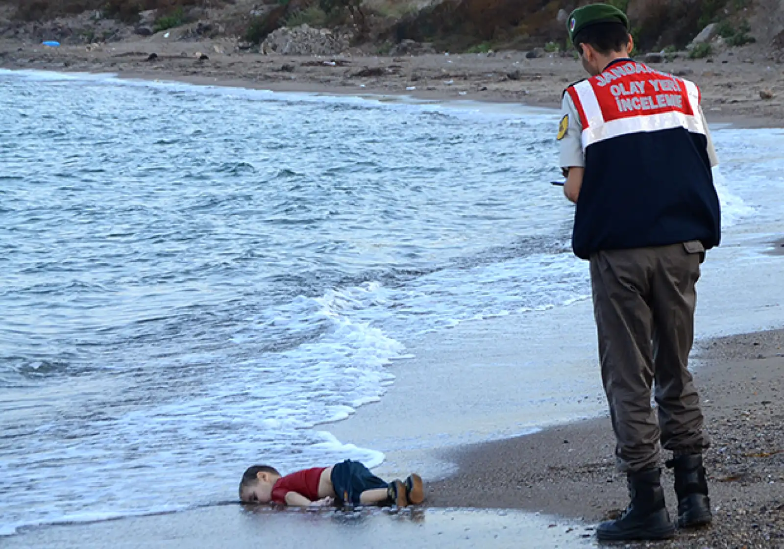 La foto de un niño sirio ahogado a la orilla del mar en Turquía es quizá la más impactante del año. Esta imagen avivó la polémica sobre la crisis migratoria en Europa y desató acciones de apoyo de naciones como Estados Unidos.
