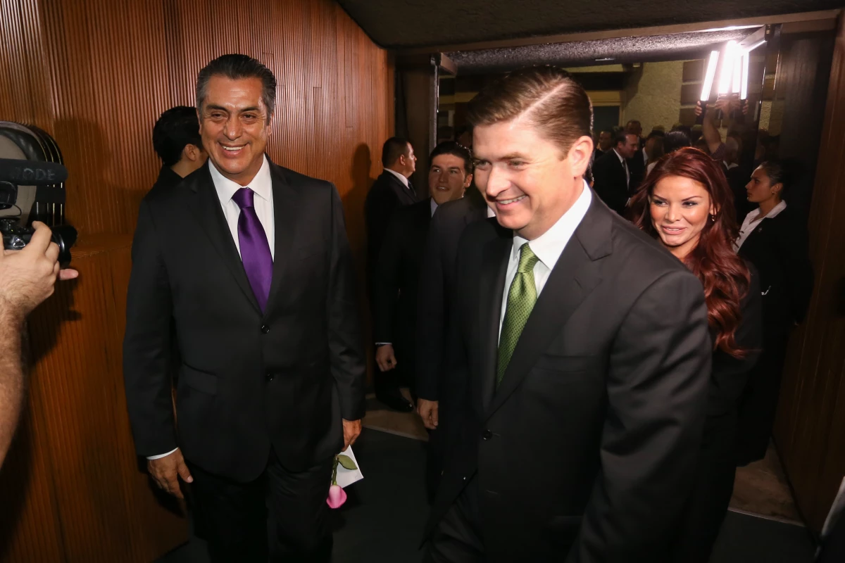El gobernador independiente, durante su toma de protesta junto con el exgobernador Rodrigo Medina.