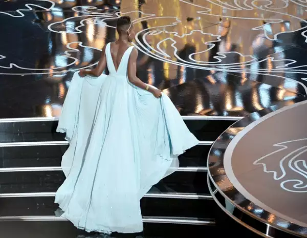 Lupita NyongÂ´o sube al escenario a recibir su Oscar.