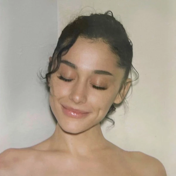 Ariana Grande impacta con un look súper natural