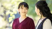 La princesa Mako y su hermana, la princesa Kako, platican en un jardín de la residencia imperial de Akasaka. 