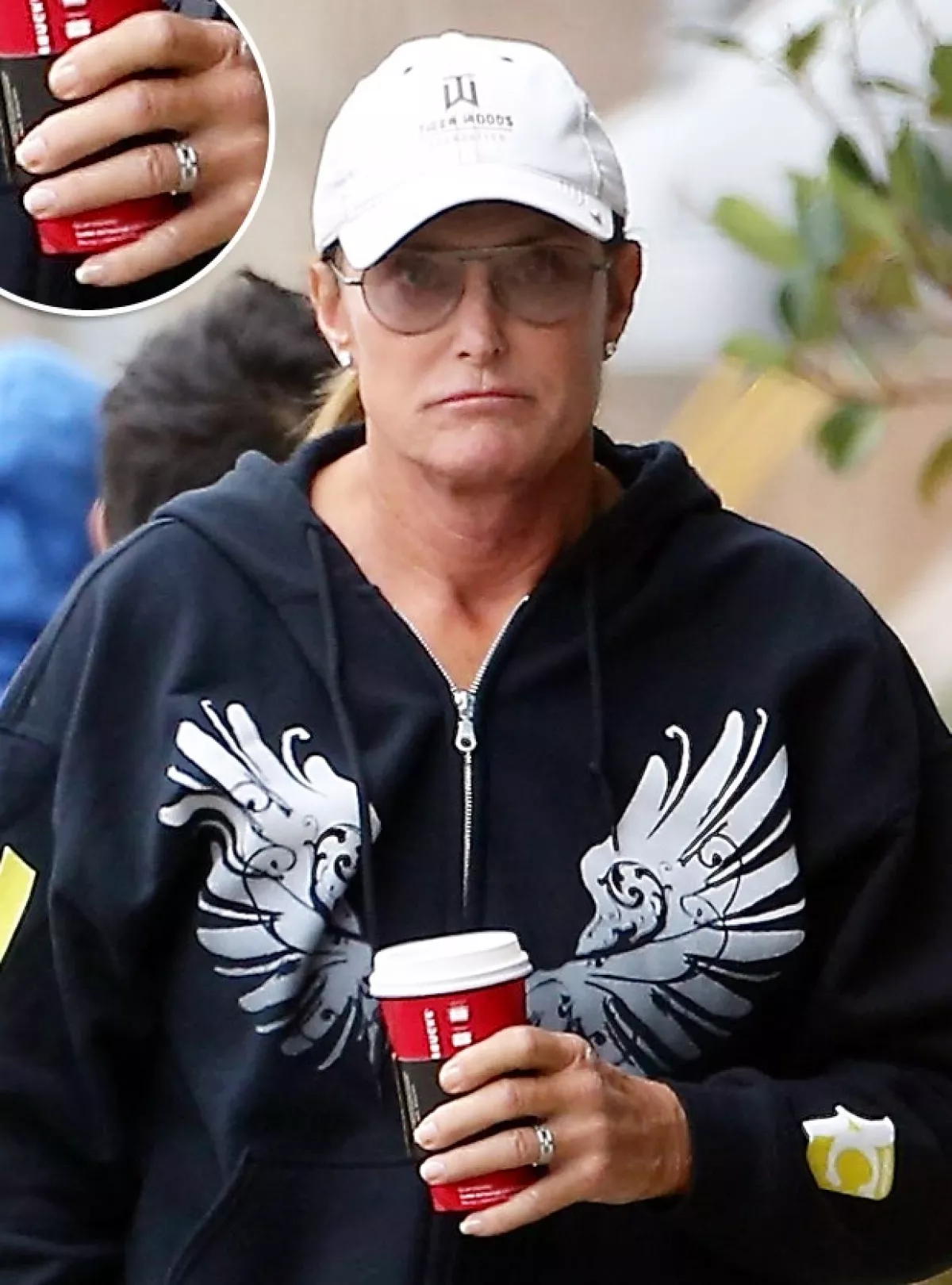 Bruce saliÃ³ por un cafÃ© y fue captado con un look cuestionable.