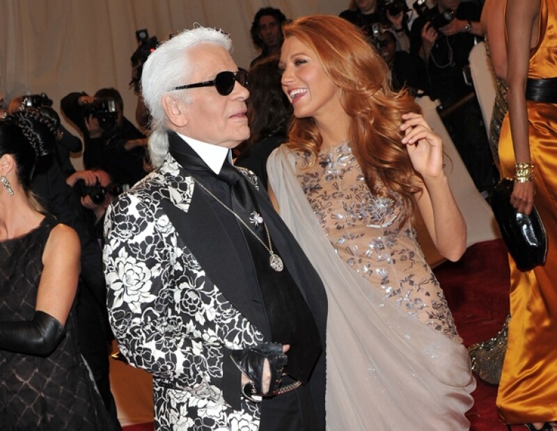 Blake Lively acompañada por Karl Lagerfeld