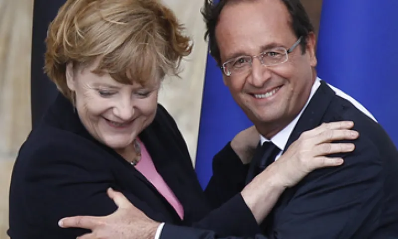La canciller alemana, Angela Merkel, y el presidente francés, Francois Hollande, hicieron el anuncio en un comunicado. (Foto: AP)