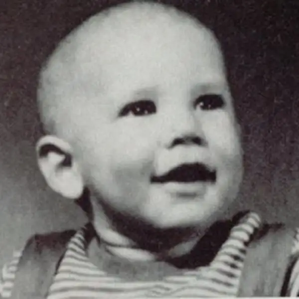 1943: 6 meses. Harrison Ford nació en el Swedish Covenant Hospital en Chicago.
