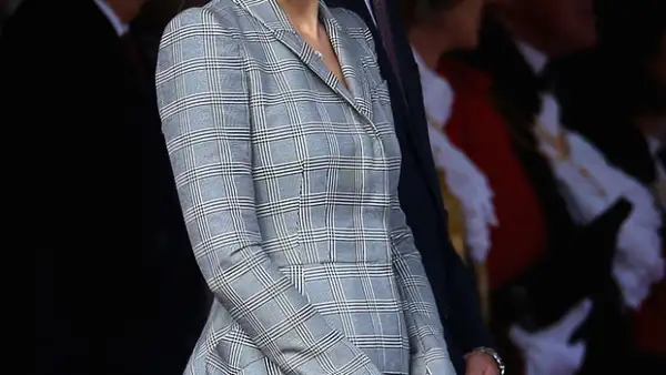 La duquesa de Cambridge hizo su primera aparición pública tras anunciar la próxima llegada de su segundo hijo, luciendo un Alexander McQueen que revelaba su apenas perceptible pancita.