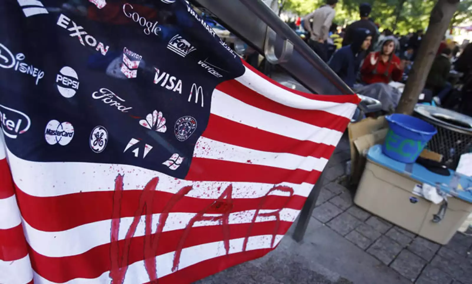 El centenar de jóvenes que hace un mes ocupó un parque aledaño a Wall Street difícilmente imaginó la reproducción de movimientos similares en otras ciudades de EU  y de otros países.