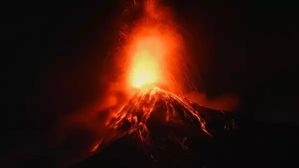 El volcán Fuego entra en erupción en Alotenango, a unos 65 kilómetros al suroeste de la Ciudad de Guatemala, a principios del 4 de agosto de 2026.