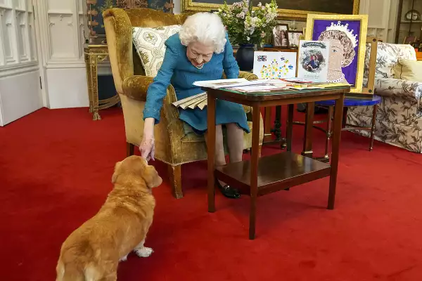 Queen Elizabeth II Views Commemorative Platinum Jubilee Items