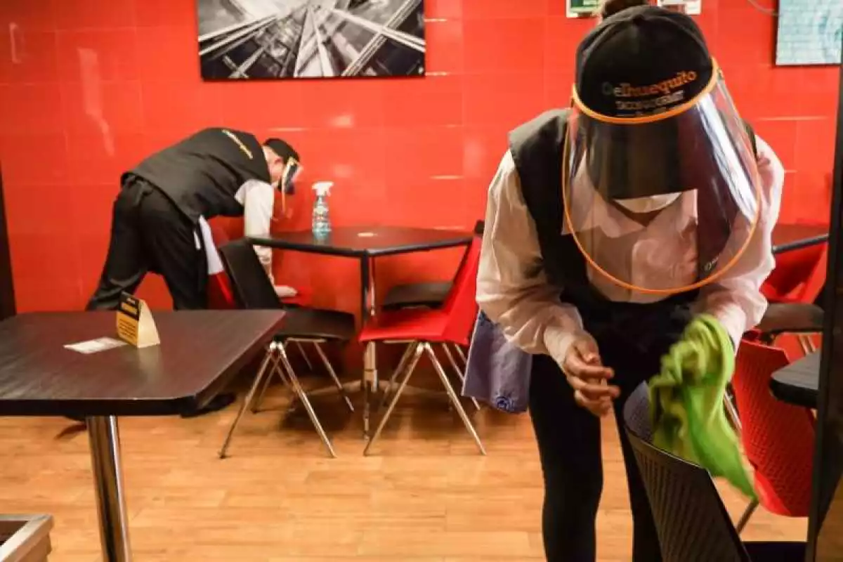En cuanto se desocupa, cada mesa debe ser sanitizada para prevenir contagios de COVID-19. Foto: Bernado Coronel