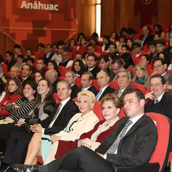 Entrega de medalla al liderazgo Anáhuac en economia y negocios a Enrique Jacob