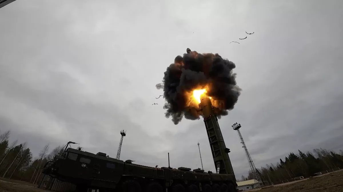 Una imagen fija de un video, publicado por el Ministerio de Defensa de Rusia, muestra lo que dijo ser el misil balístico intercontinental Yars de Rusia lanzado durante los ejercicios realizados por las fuerzas nucleares estratégicas del país en el Cosmódromo de Plesetsk, Rusia, en esta imagen tomada de material de archivo publicado en octubre. 26, 2022.