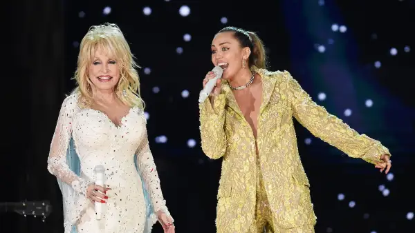 Miley Cyrus se despide de Dolly Parton.