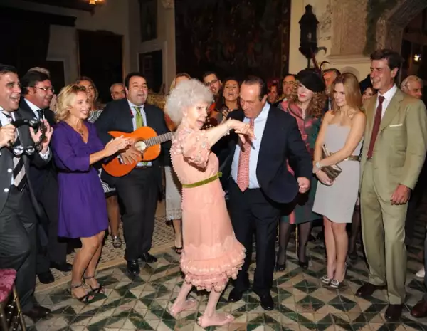 La primera boda de la duquesa se definió durante su época como: `La boda más costosa de la historia´con un costo de 20 millones de pesetas.