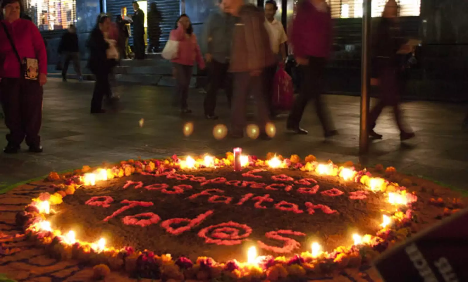 Participaron organizaciones civiles como el Movimiento por la Paz con Justicia y Dignidad y Servicios y Asesoría para la Paz (Serapaz), así como estudiantes del IPN, la UNAM, la UAEM, la UVM y la ESEF.