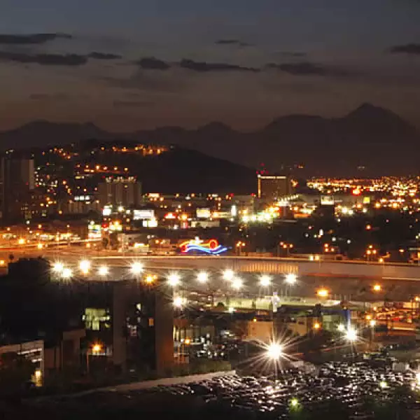 Trata de reflejar la realidad sin alterarla, elaborarla ni retocarla en una computadora. Desconfía y rechaza el uso de software para modificar las imágenes pero no descarta su uso para probar diferentes técnicas.