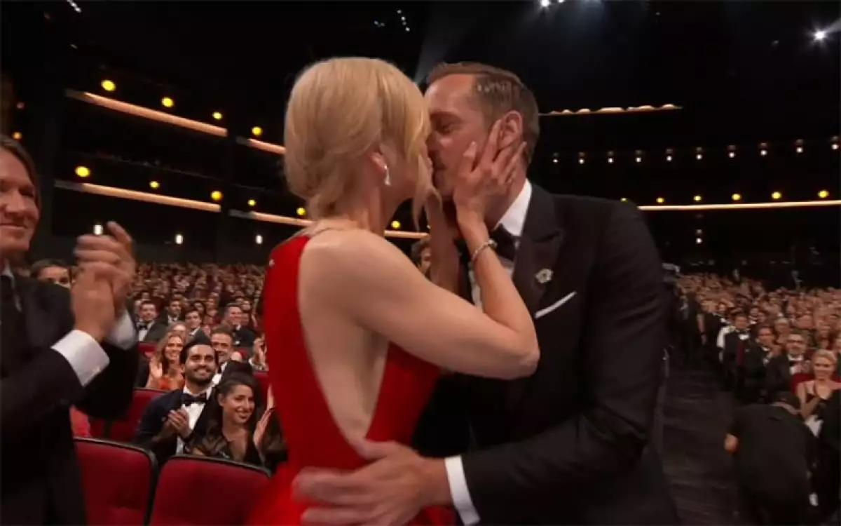 beso nicole kidman y alexander