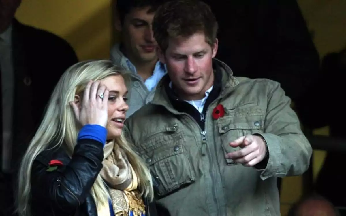 Felices y relajados, fueron captados el hijo menor de Carlos de Inglaterra y Diana de Gales con la joven rubia este fin de semana en un partido en el estadio londinense de Twickenham.