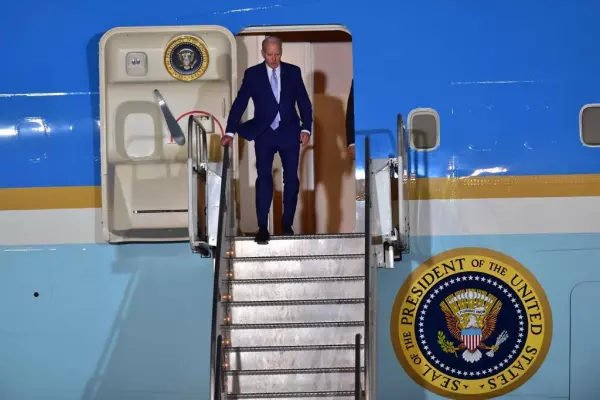 Joe Biden llega a México, López Obrador lo recibe en el AIFA