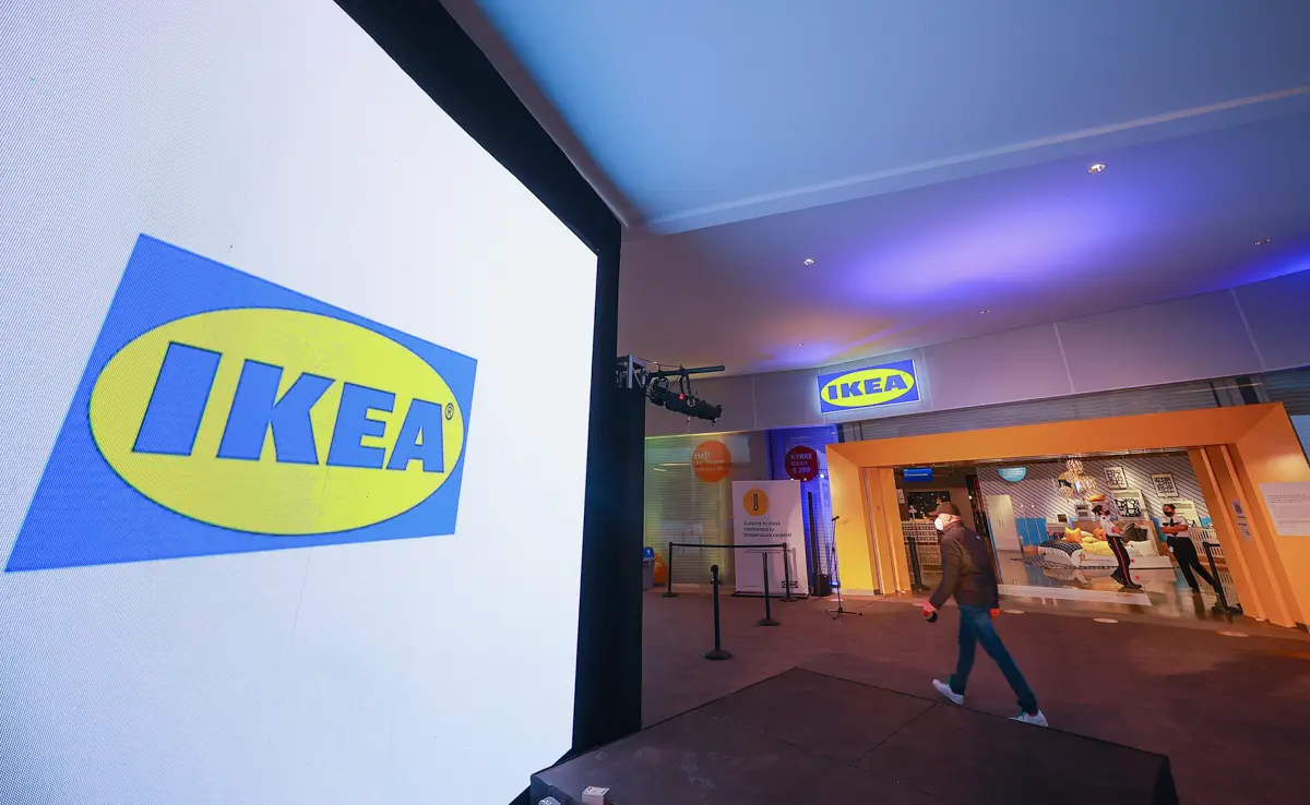 (Entrada de la tienda IKEA)