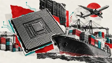 Fotoarte editorial sobre inteligencia artificial y comercio mundial, con un microchip, un buque portacontenedores, grúas, servidores y un avión.