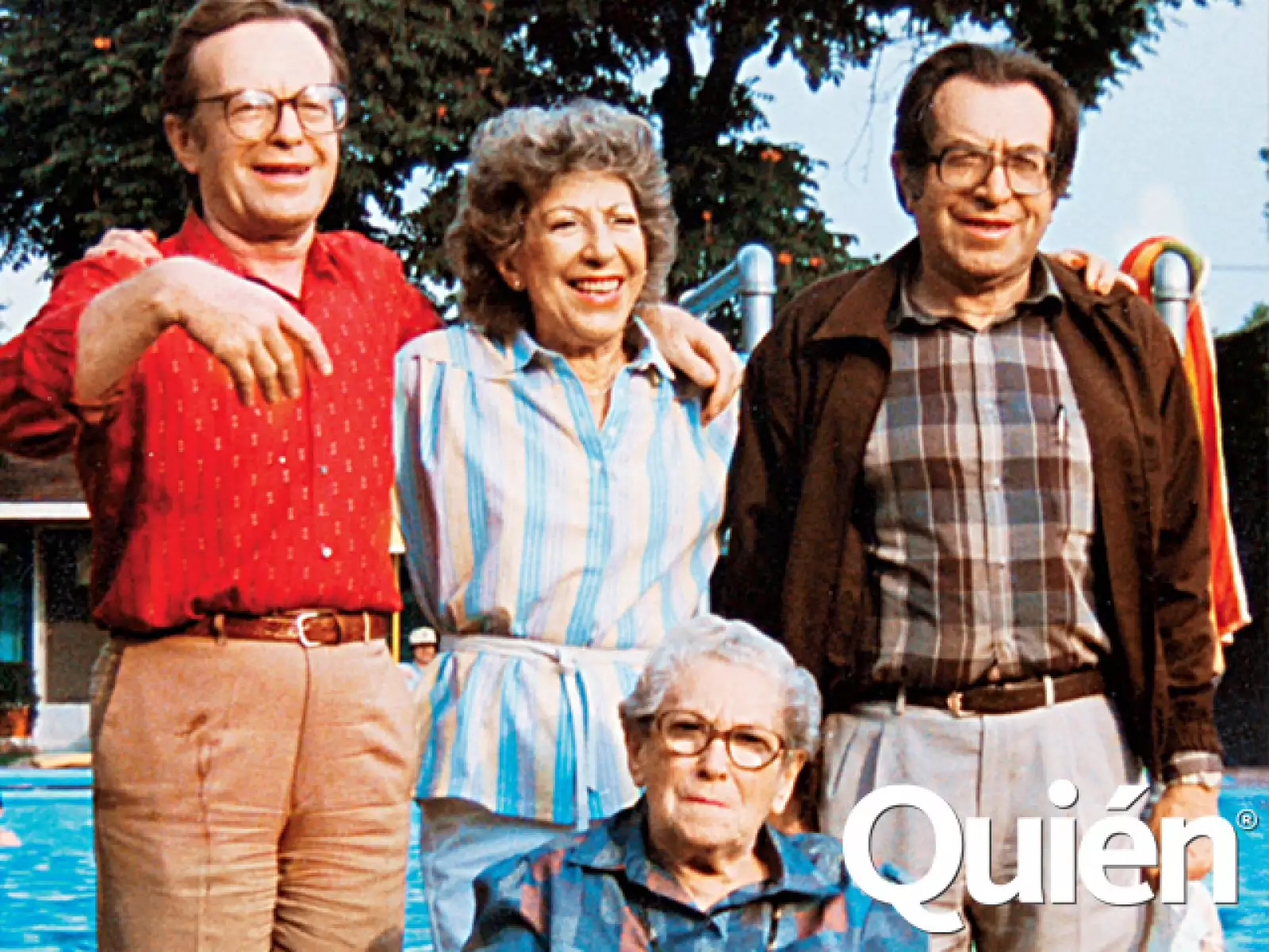 Los novios posando con sus papás, hermanos y sobrinos.