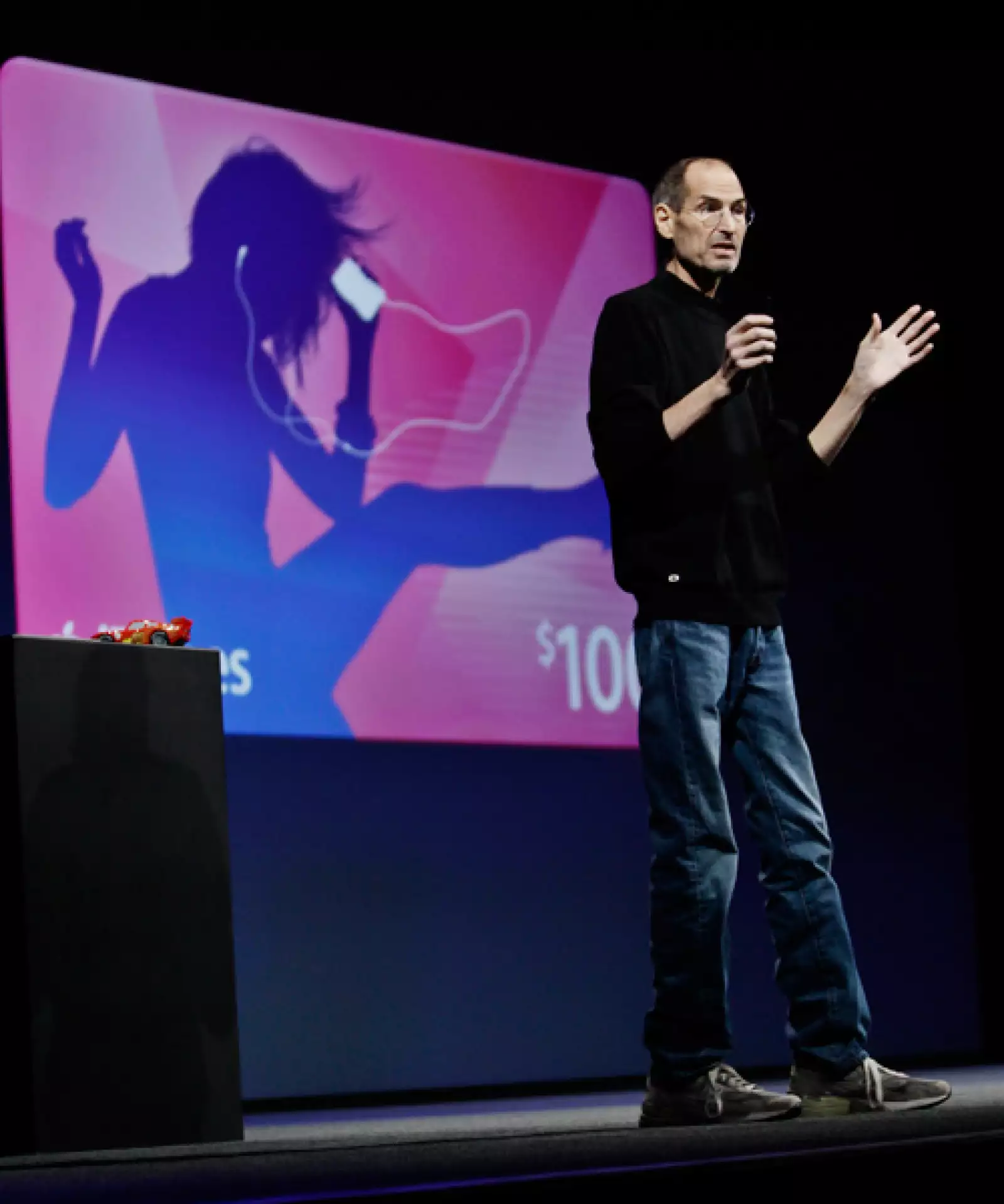 <B>2011.</B> A principios de año anuncia un descanso temporal por motivos de salud, pero meses después se presentó en el evento del iPad 2.