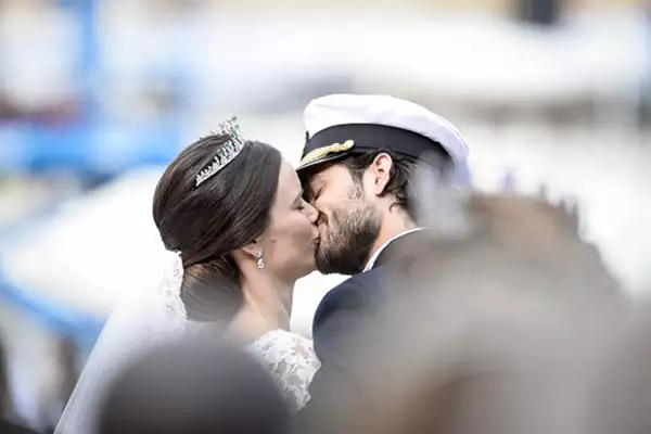 El primer beso de los novios fue frente a todos sus invitados.