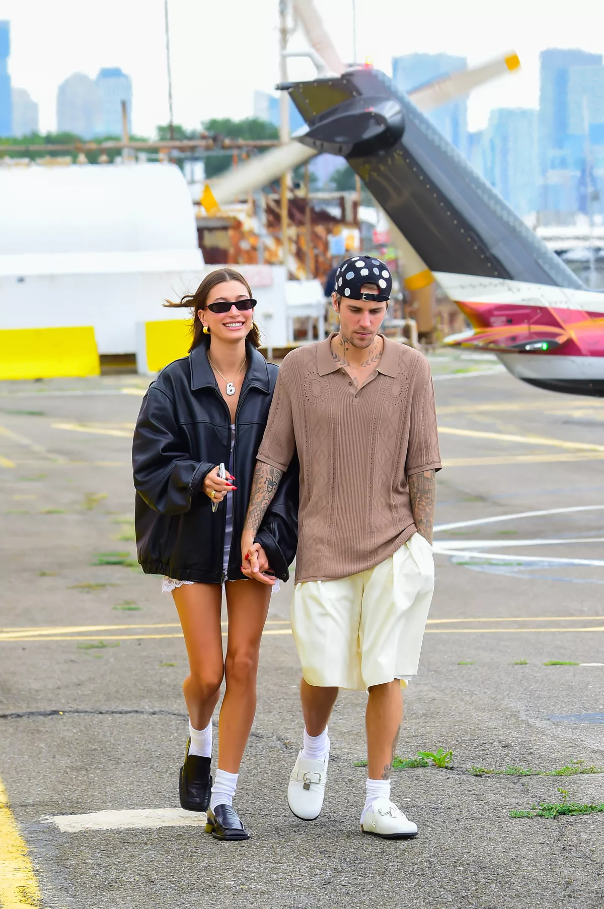 Hailey y Justin Bieber coordinan sus looks en el aeropuerto.