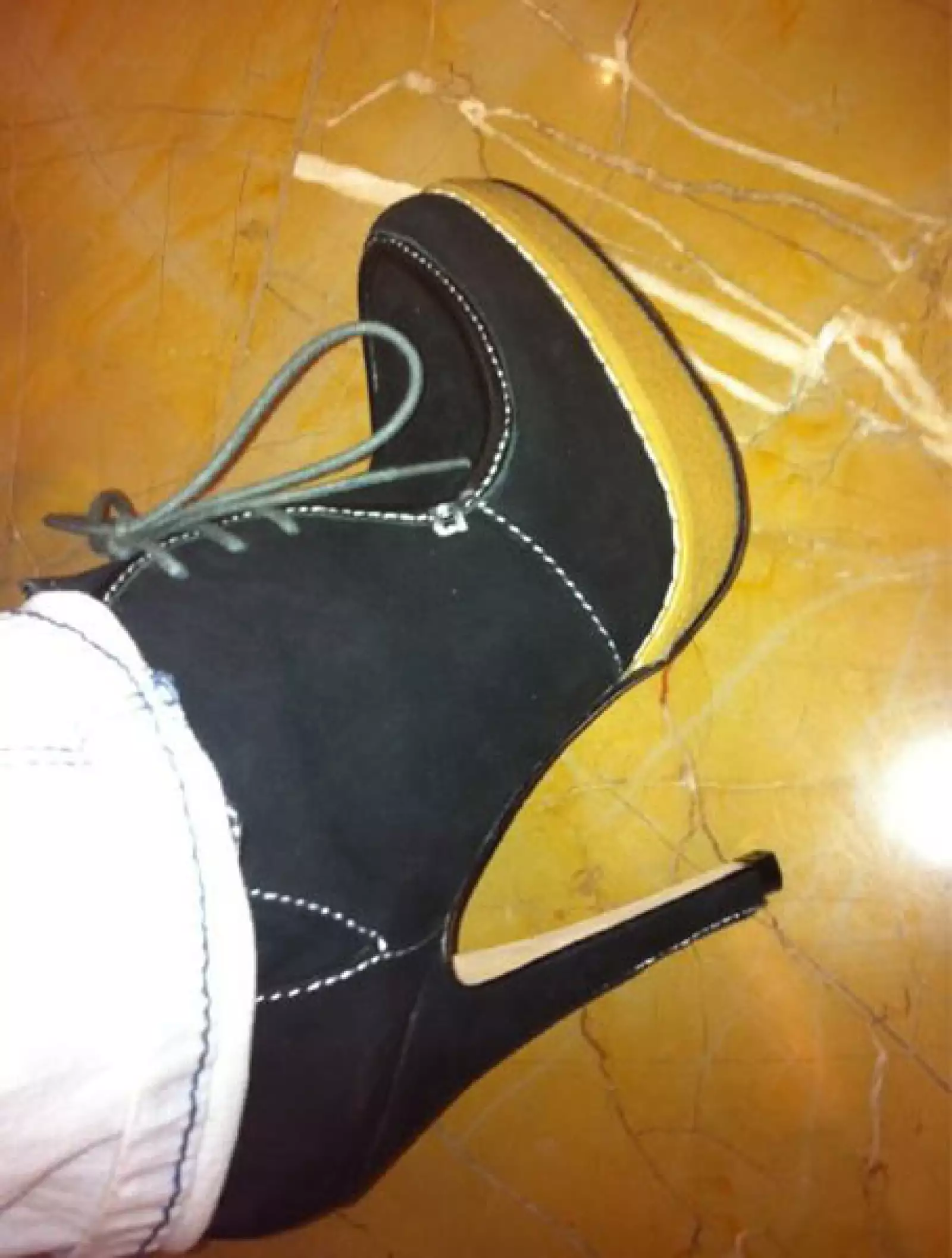 Woooow! @antoniohogaza no ha repetido zapatos en sus fotos! Presumidillo!!!! (celos, jajaja!)..., escribió Lucero en su Twitter y subió esta foto.