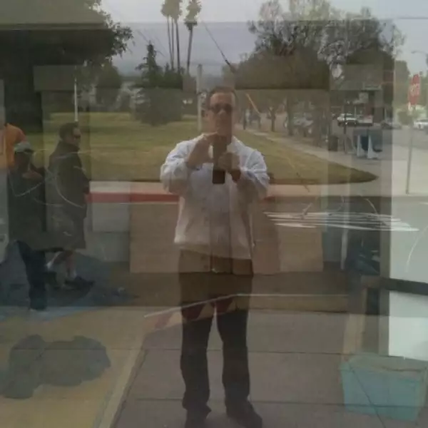 Tom Hanks no falla, esta vez dejó una imagen que tomó con ayuda de un vidrio.