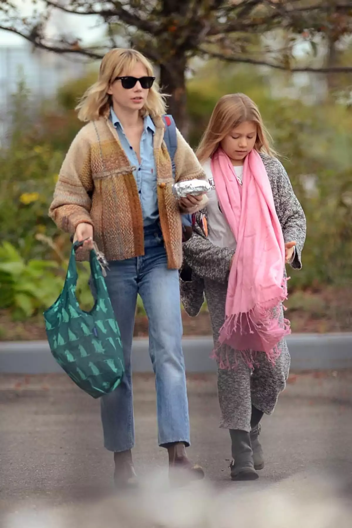 Madre e hija fueron captadas comprando sandwiches en Brooklyn, Nueva York.