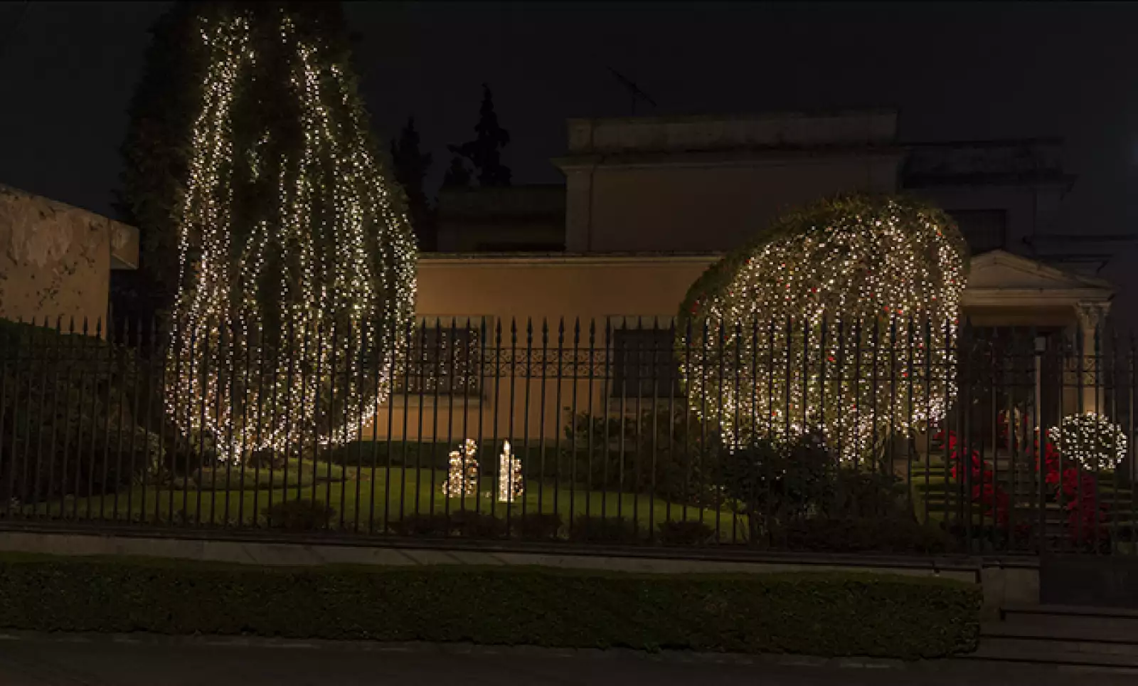 Dicha zona de la ciudad, una de las más exclusivas, se caracteriza por sus estéticos adornos navideños.