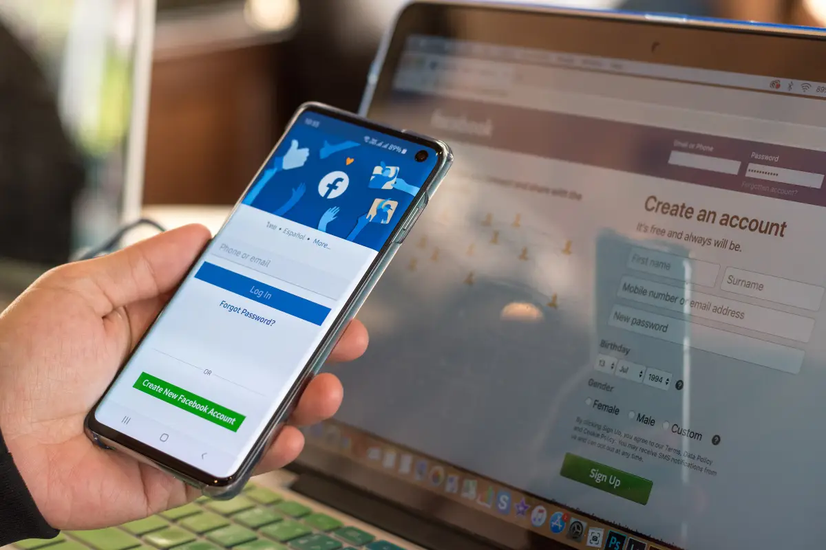 Facebook eliminará grupos que difundan información falsa sobre la vacuna anticovid. (iStock).