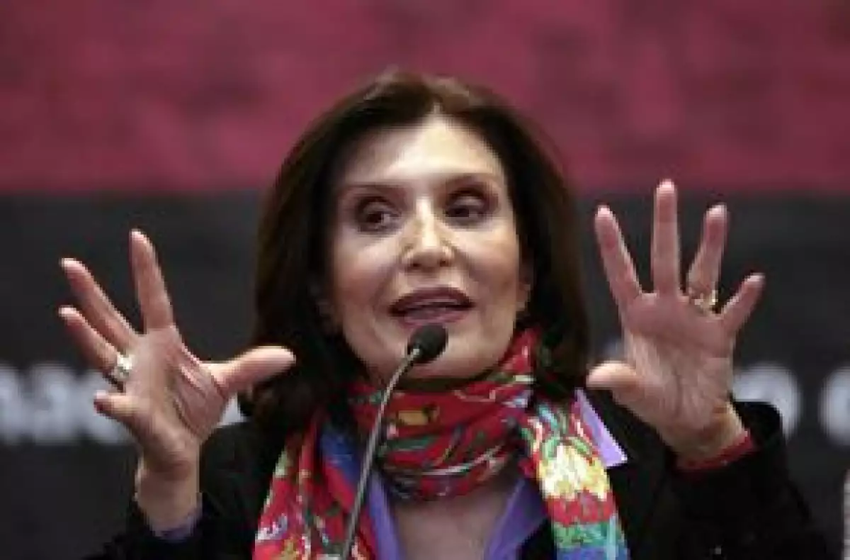 La escritora mexicana aseguró en la Feria Internacional del Libro de Guadalajara que la película 'Arráncame la Vida' recorrió un largo camino para llegar a la pantalla grande.