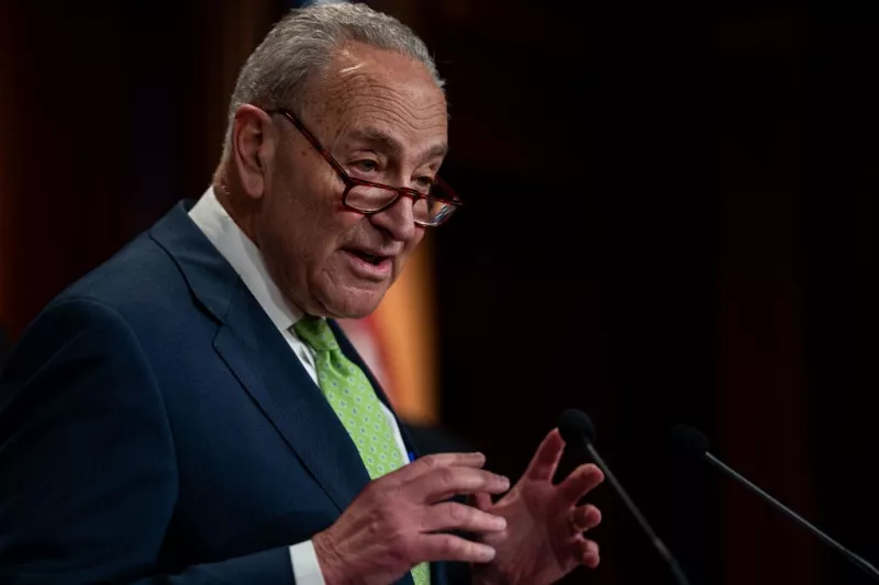 El líder de la mayoría del Senado Chuck Schumer (D-NY) habla durante una conferencia de prensa en el Capitolio de los Estados Unidos el 15 de mayo de 2024 en Washington, DC.