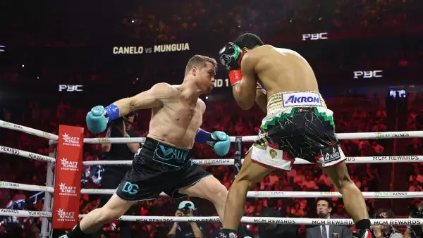 foto de canelo alvarez dando un derechazo a jaime munguia en el ring
