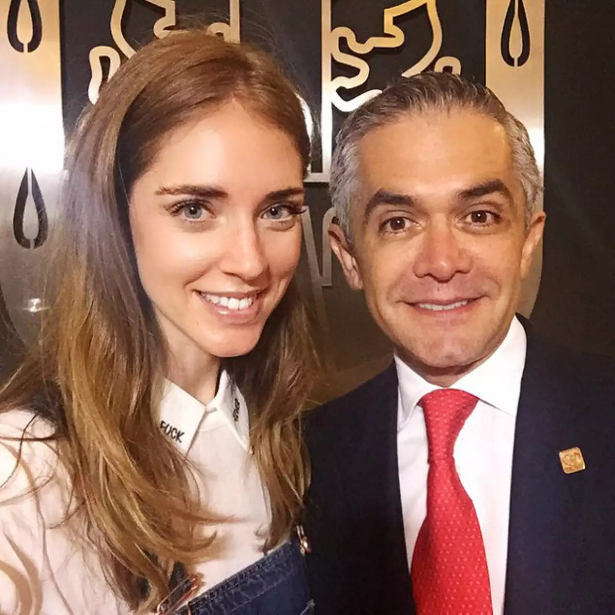 El jefe de gobierno se tomó un momento en el palacio del Ayuntamiento para dar la bienvenida a la guapa italiana durante su visita a México, en el Centro Histórico de la Ciudad de México.