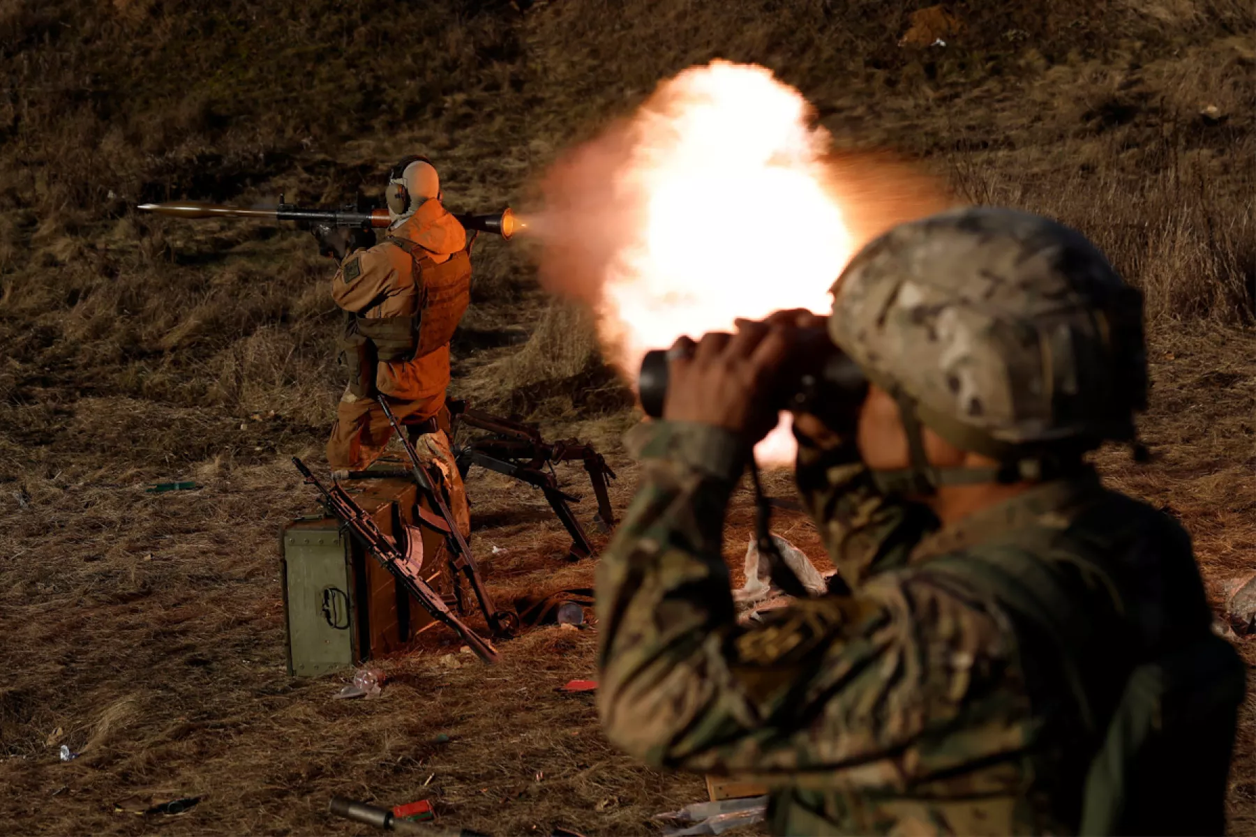 Un soldado del batallón internacional Carpathian Sich dispara un RPG mientras realiza maniobras cerca de la línea del frente, mientras continúa el ataque de Rusia contra Ucrania, en Kreminna, Ucrania, el 3 de enero de 2023. 