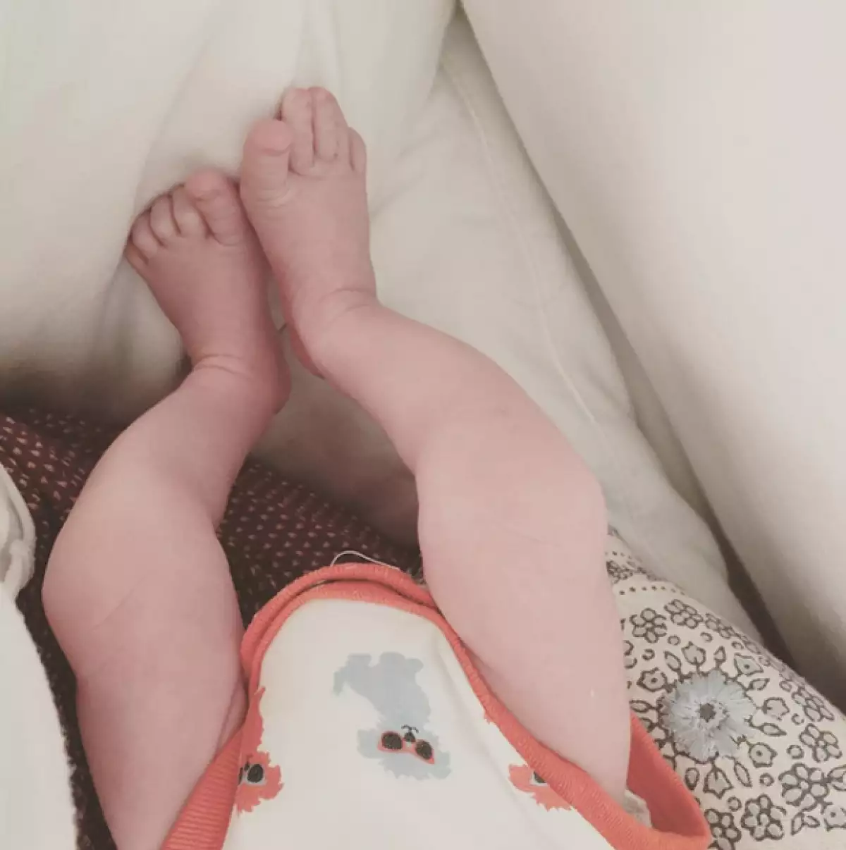 La actriz compartió esta imagen de los pies del pequeño Andrés.