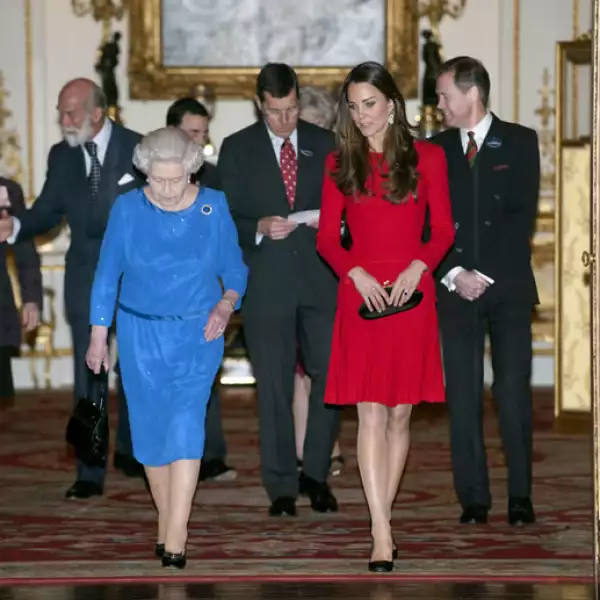La Reina y Kate a su llegada al salón en el Palacio de Buckingham.